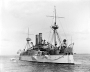 USS Maine, Schlachtschiff II. Ranges der U.S. Navy. Das Schiff explodierte am 15. Februar 1898 unter ungeklärten Umständen im Hafen von Havanna (Kuba). Von den 374 Mann der Besatzung wurden 266 getötet. Der Totalverlust des Schiffes wurde politisch instrumentalisiert und führte zum Kriegseintritt der USA (Casus Belli).